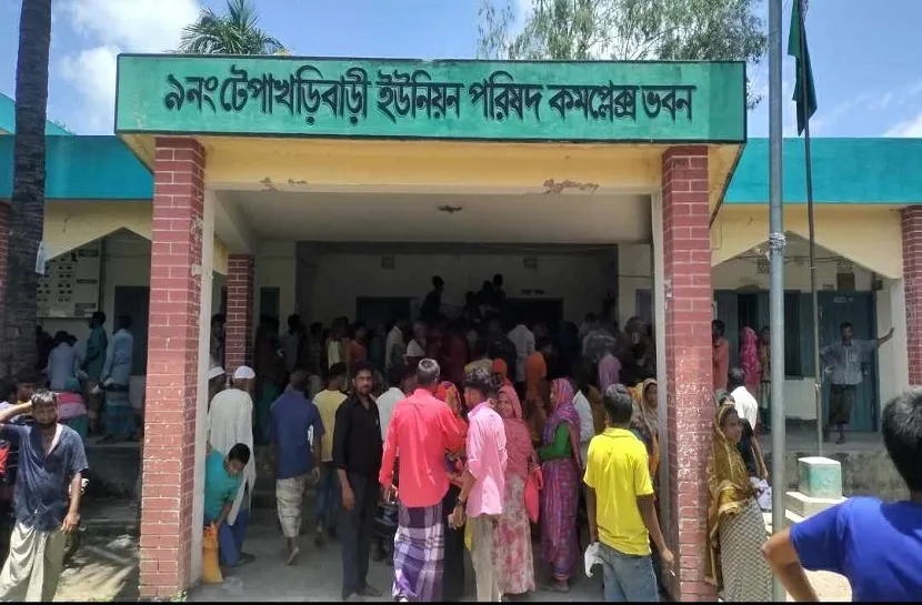 চাল বিতরণে অনিয়মের প্রশ্ন তোলায় গ্রামপুলিশের হেনস্তার শিকার সাংবাদিক