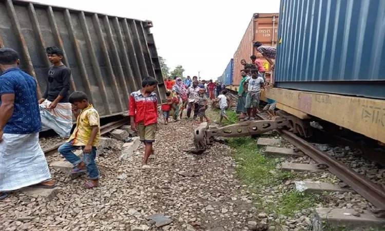 ট্রেনের বগি লাইনচ্যুত, ঢাকা-চট্টগ্রাম যোগাযোগ বন্ধ