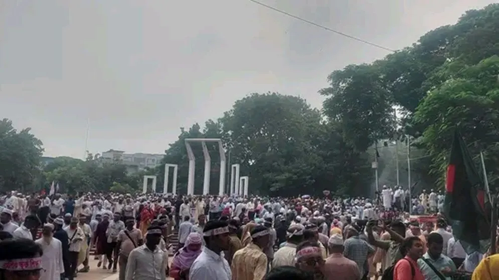 ‘মার্চ টু যমুনা’র জন্য শহীদ মিনারে জড়ো হচ্ছেন শিক্ষক-কর্মচারীরা
