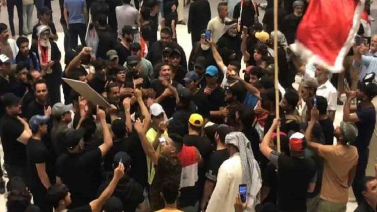 Hundreds camp at Iraqi parliament for second day