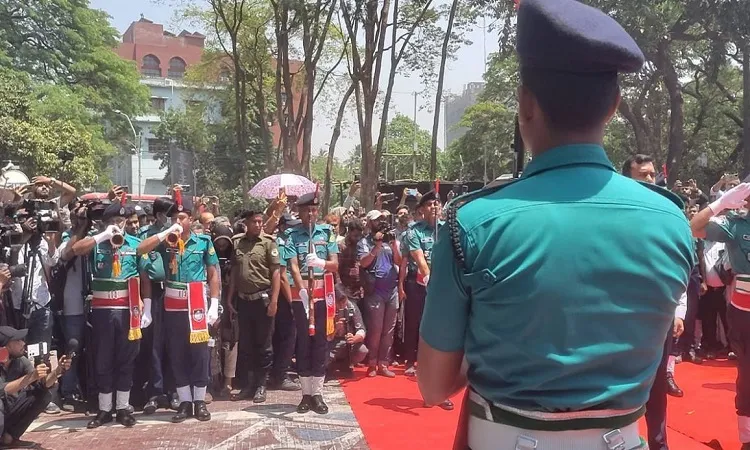 ডা. জাফরুল্লাহ চৌধুরীকে গার্ড অব অনার প্রদান