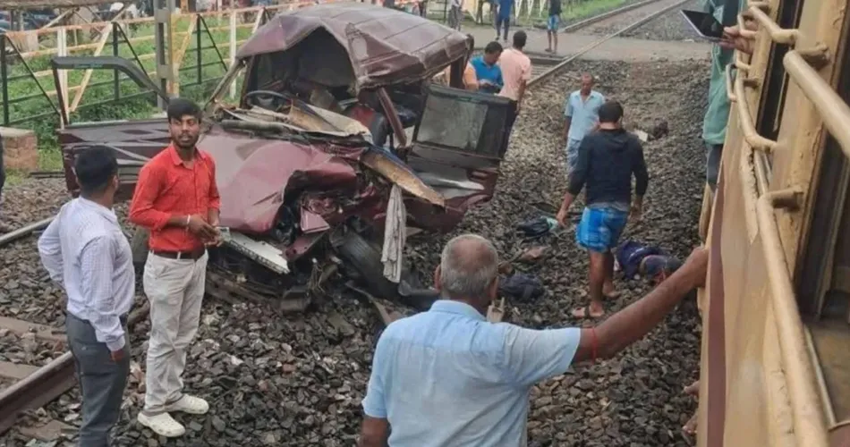 পশ্চিমবঙ্গে স্কুল ভ্যানে ট্রেনের ধাক্কা, নিহত ৩