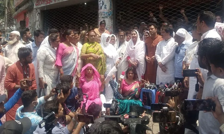 বঙ্গবাজার ব্যবসায়ীদের ২০ লাখ টাকা দিলেন তৃতীয় লিঙ্গের লোকজন