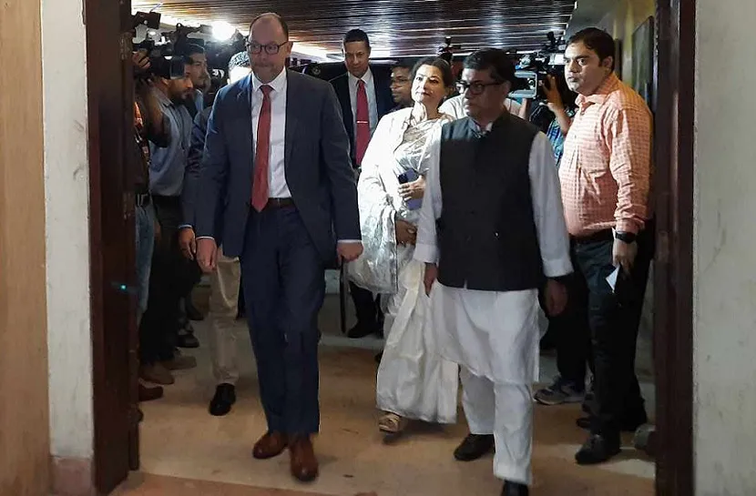 আওয়ামী লীগের কার্যালয়ে মার্কিন রাষ্ট্রদূত পিটার হাস