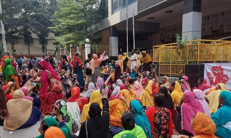 বকেয়া বেতন পরিশোধের দাবিতে শ্রম ভবন ঘেরাও