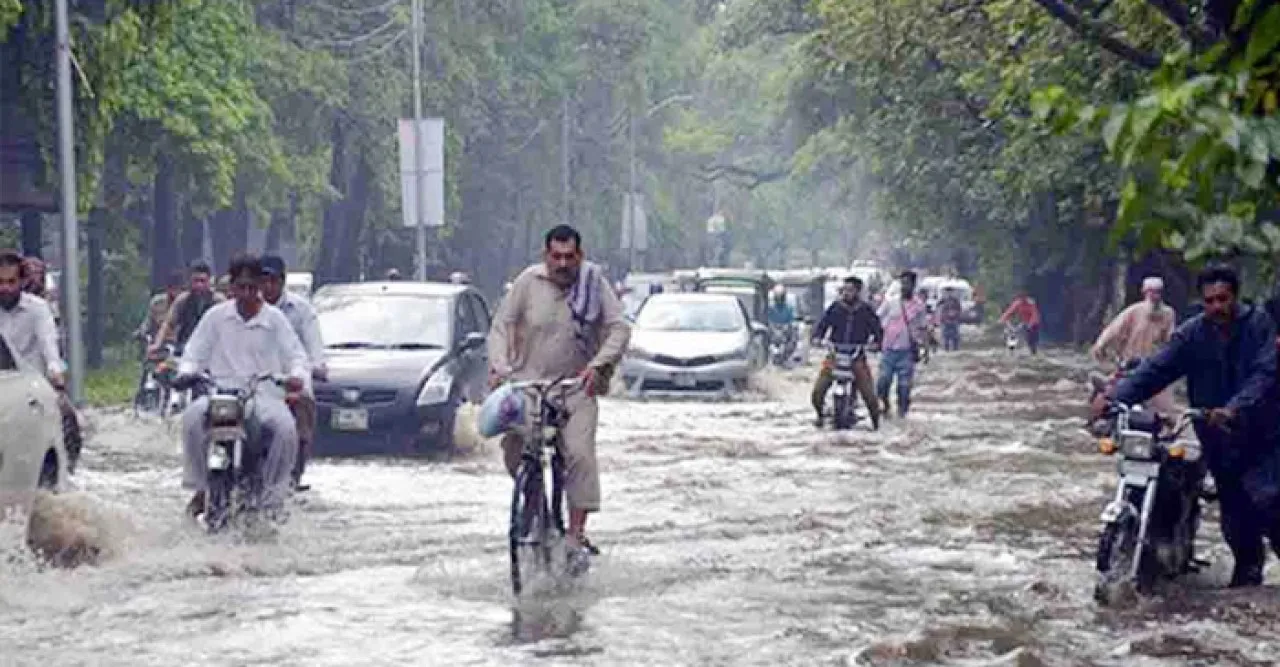 পাকিস্তানে ভারী বর্ষণে নিহত বেড়ে ৭৬
