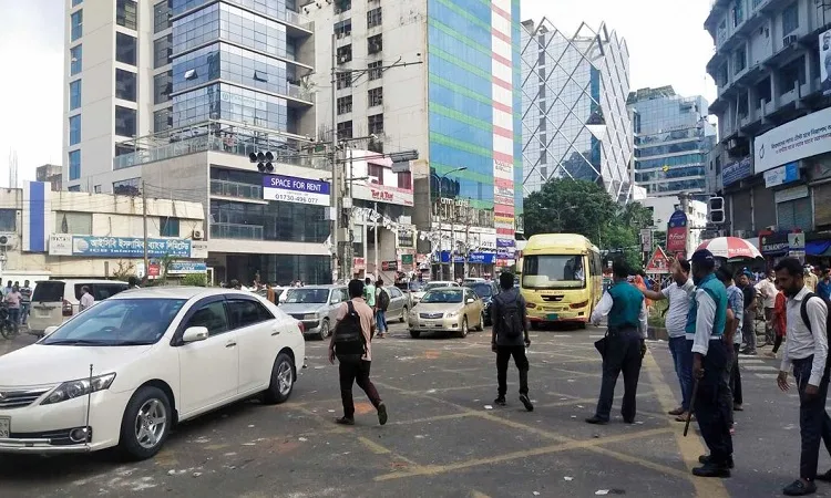ব্যবসায়ীদের সরিয়ে দিয়েছে পুলিশ, গুলশানে যান চলাচল স্বাভাবিক