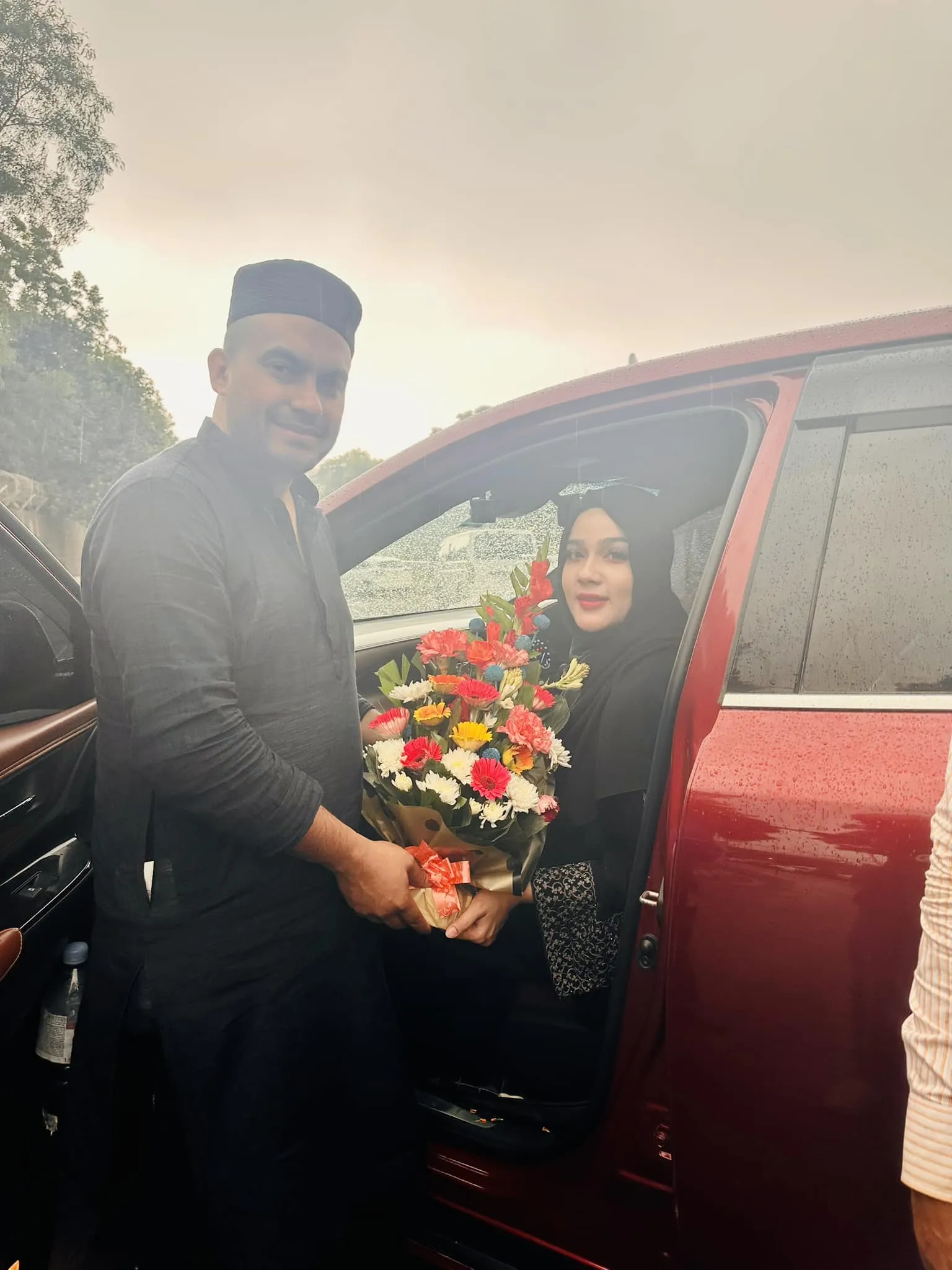 দেশে ফিরলেন রাকিব সরকার, স্বাগত জানালেন স্ত্রী মাহি
