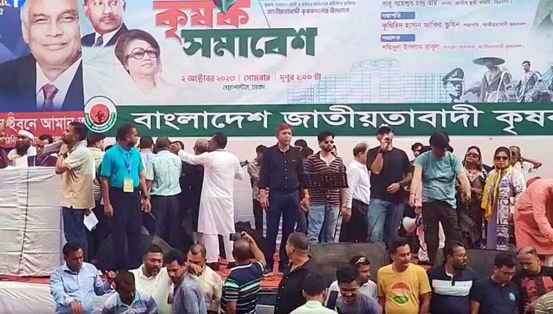 নয়াপল্টনে কৃষক দলের সমাবেশ চলছে