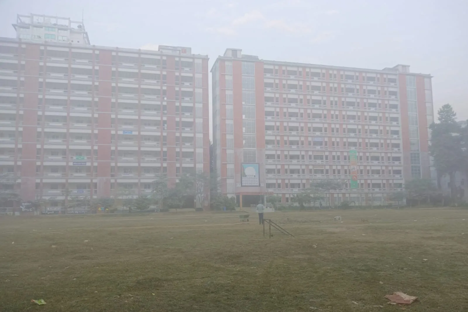 কুয়াশায় মোড়ানো এক রূপকথার ক্যাম্পাস