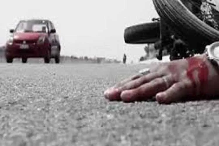 বাসের ধাক্কায় মোটরসাইকেল আরোহী ২ যুবক নিহত