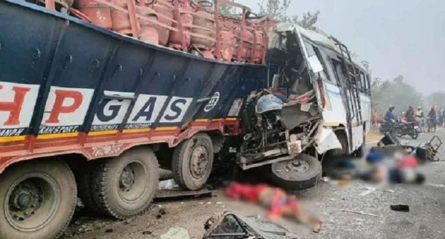 ভারতে বাস-ট্রাকের সংঘর্ষে নিহত ১৭
