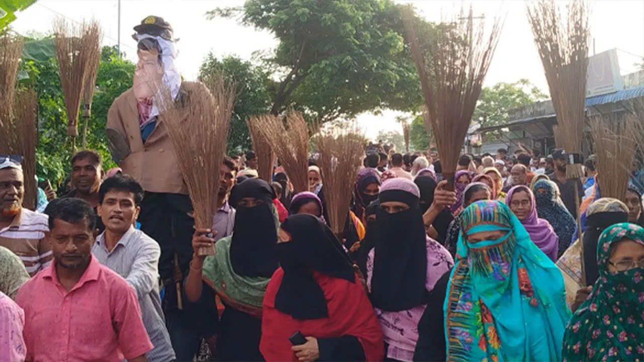 বিভাগীয় নেতা সেলিম ভূইয়ার বিরুদ্ধে উপজেলা বিএনপির ঝাড়ু মিছিল