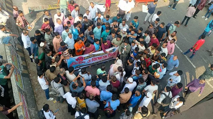 ৪৭তম বিসিএসের লিখিত পরীক্ষা পেছানোর দাবিতে মহাসড়ক অবরোধ