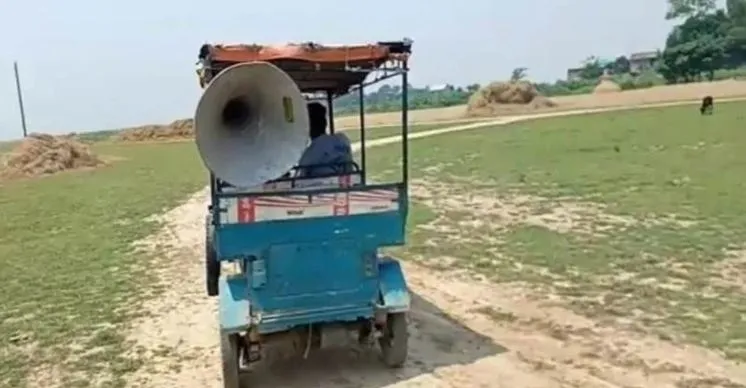 হাওরে পাকা ধান দ্রুত কাটতে মাইকিং