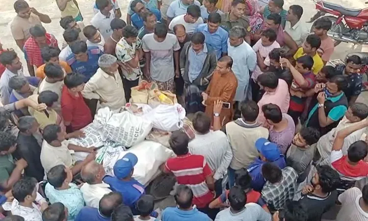চাঁপাইনবাবগঞ্জে ভ্যানভর্তি টিসিবির পণ্য আটক