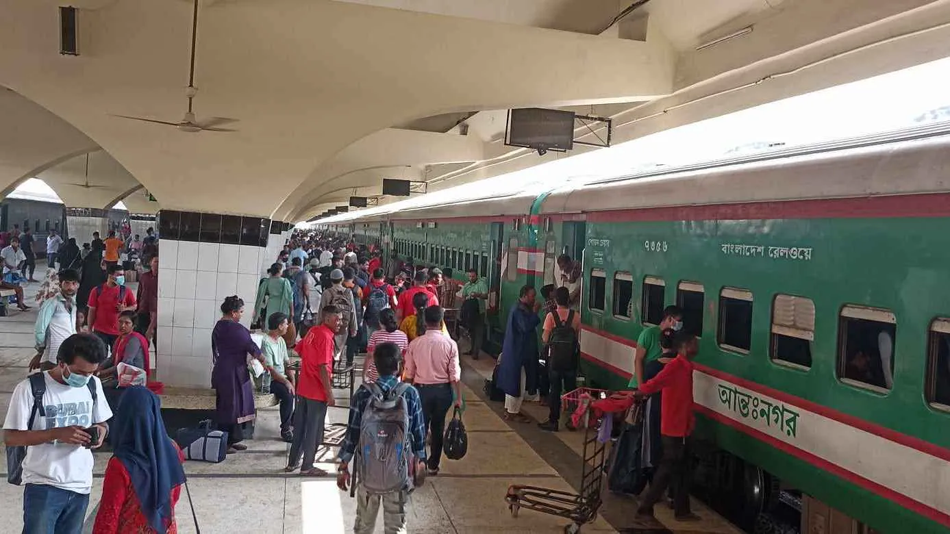 এবার ঢাকায় ফিরছে মানুষ