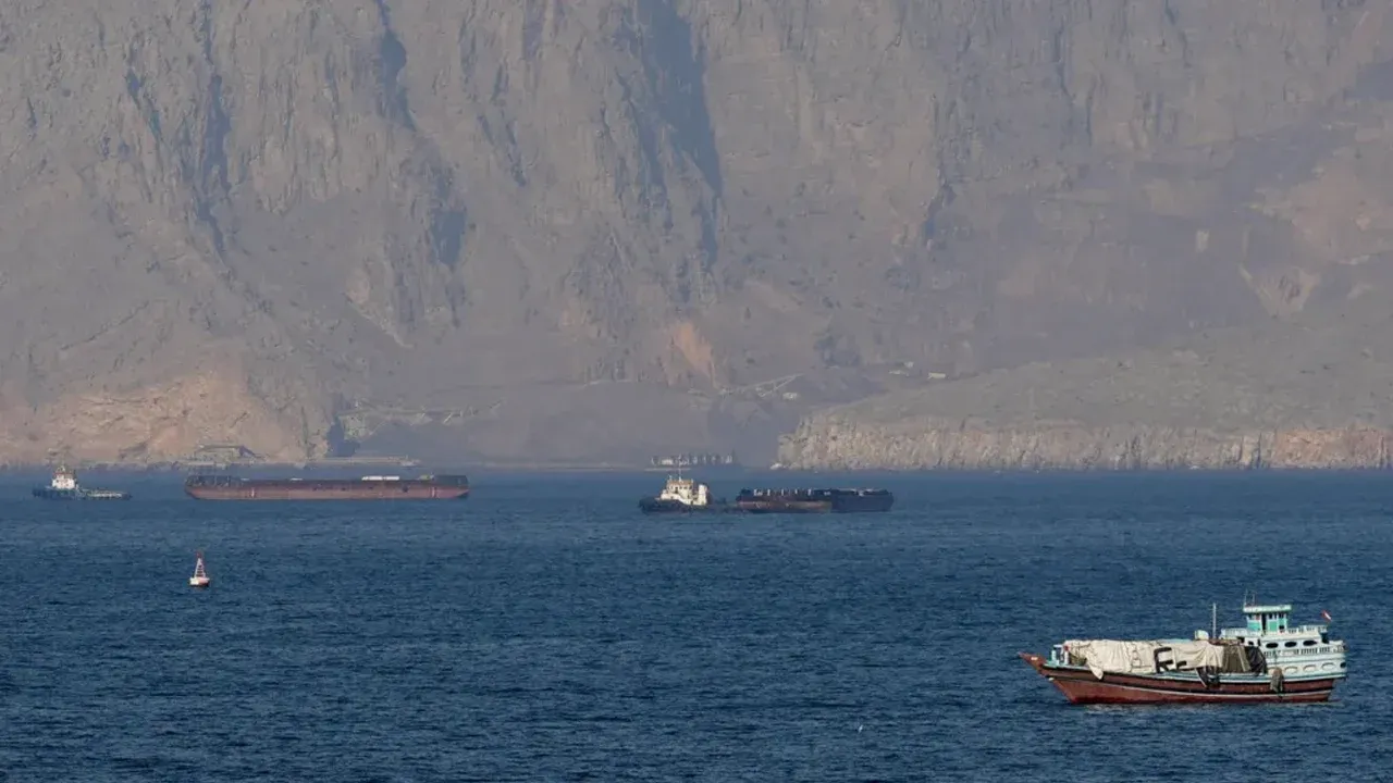 হরমুজ প্রণালির টোল থেকে প্রথম আয় পেল ইরান