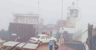 কুয়াশায় মাঝরাত থেকে ফেরি চলাচল বন্ধ, ভোগান্তিতে যাত্রীরা