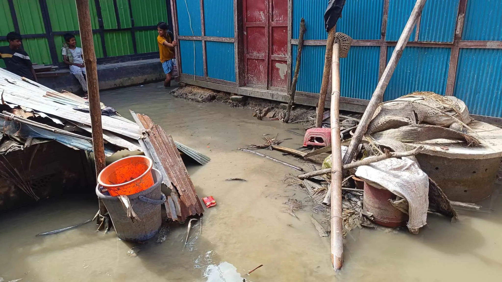 এখনো পানিবন্দি হাজারো মানুষ, বাড়ছে খাদ্য সংকট-রোগবালাই