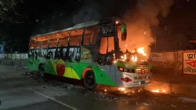 যাত্রাবাড়ীতে বাসে আগুন, আহত ১