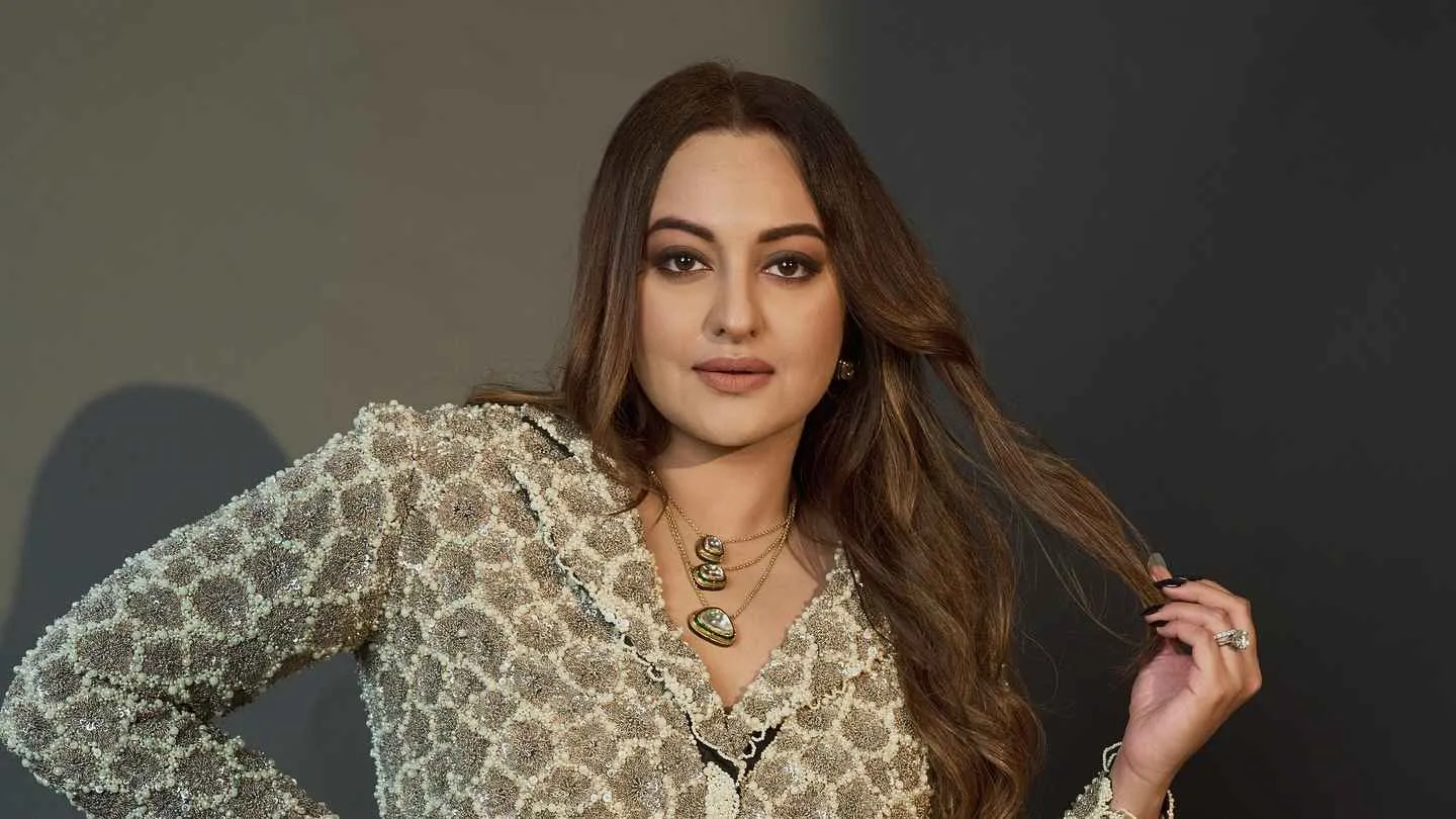 বিদেশ গিয়ে যে কাজটি মন খুলে করেন সোনাক্ষী