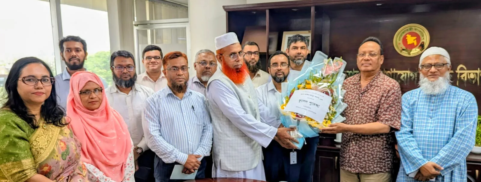নবনির্বাচিত কমিটির পক্ষ থেকে মন্ত্রীকে ফুলেল শুভেচ্ছা