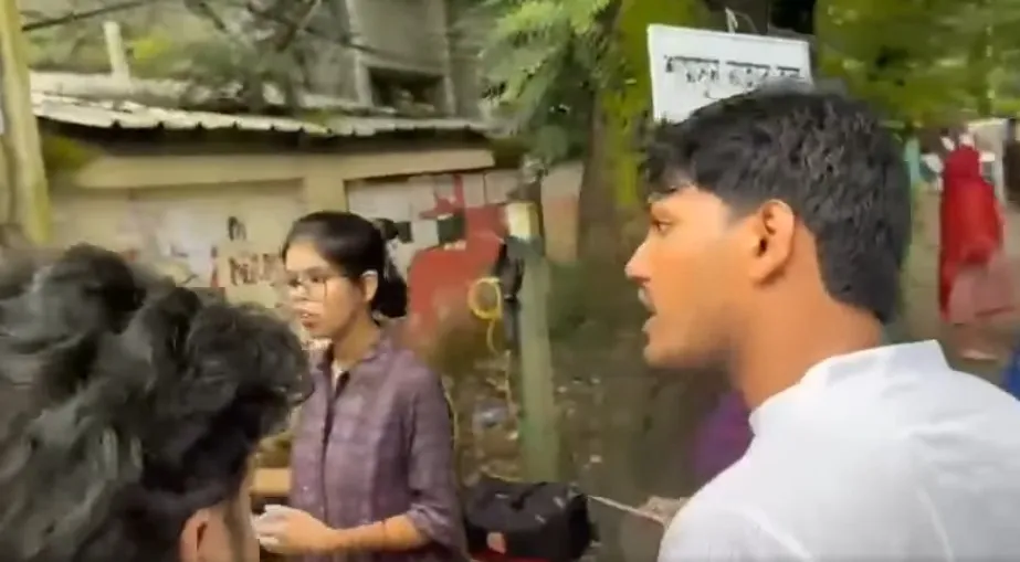 প্রচারপত্র বিতরণ নিয়ে নারী শিক্ষার্থীদের সাথে আবিদুলের ‘বাক-বিতণ্ডা’