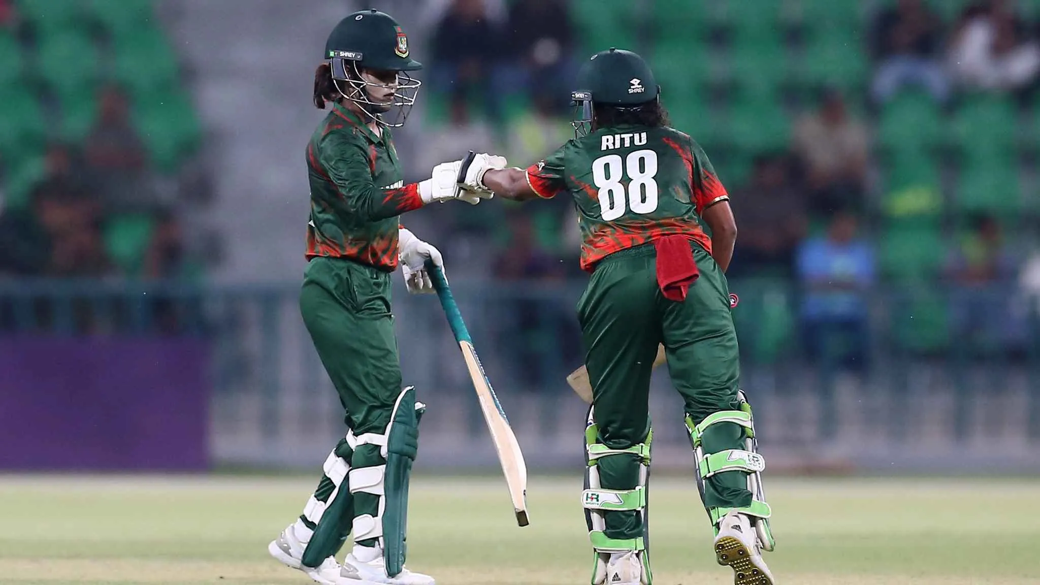 বিশ্বকাপের টিকিট নিশ্চিতে ব্যাটিংয়ে বাংলাদেশ