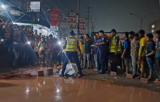 সাভারে লরিচাপায় প্রাণ গেল নারী-শিশুসহ ৩ জনের
