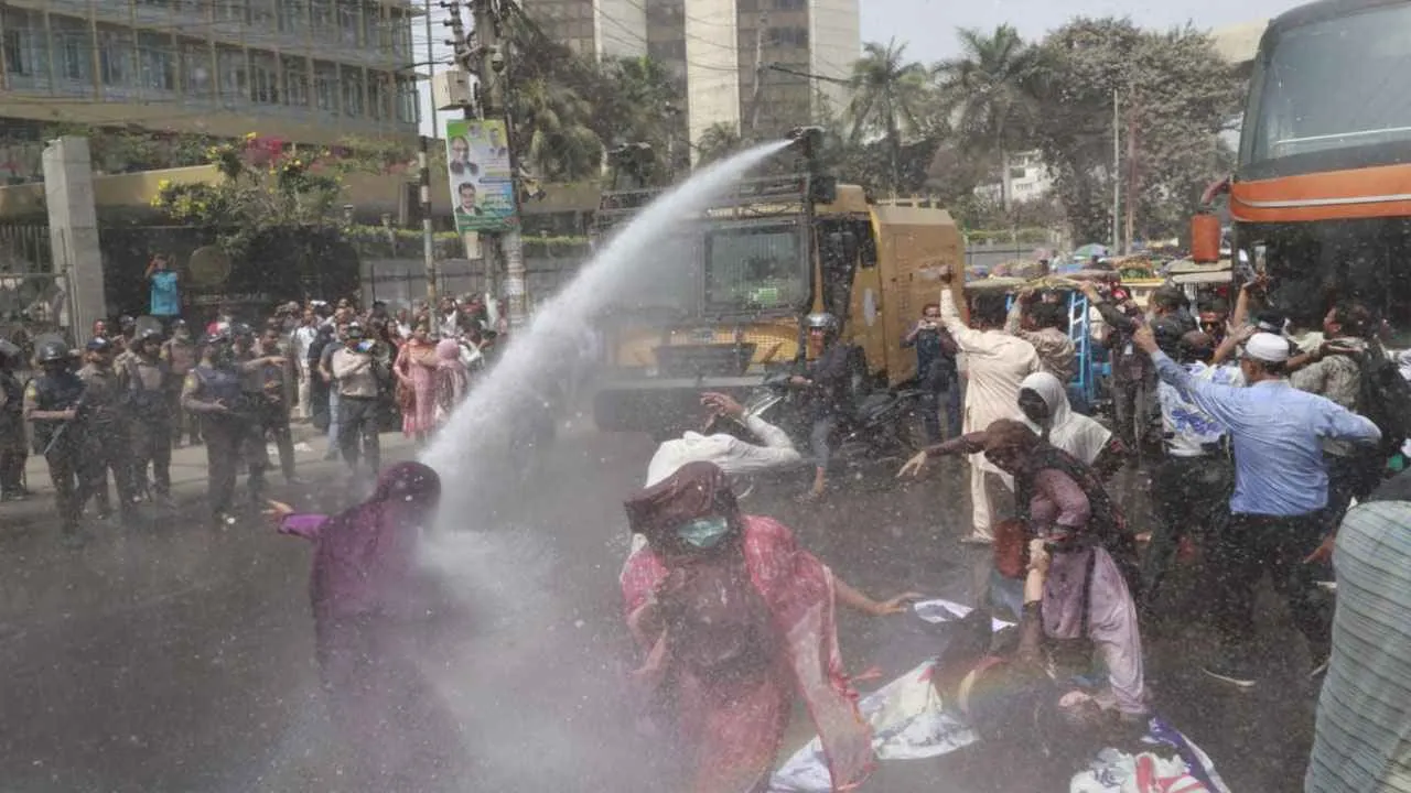 আন্দোলনরত আমানতকারীদের ওপর জলকামান নিক্ষেপ