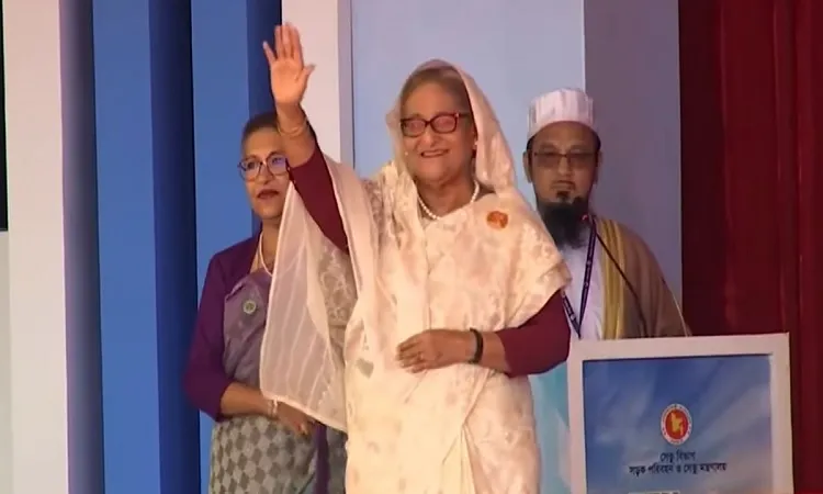 সুধী সমাবেশের মঞ্চে প্রধানমন্ত্রী