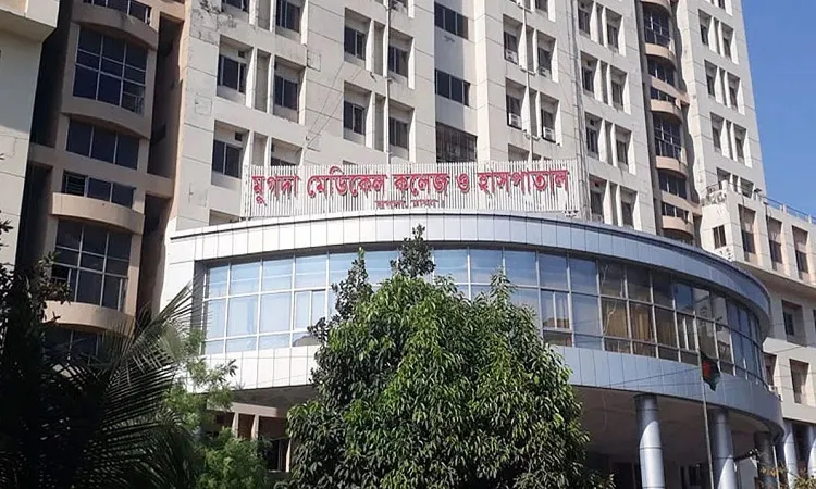 ডেঙ্গু আক্রান্ত শিশুকে ভর্তি করাতে গিয়ে বাবা আটক