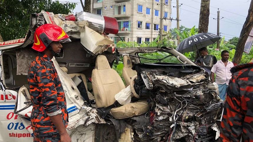 4 occupants of ambulance killed in head-on collision with excavator