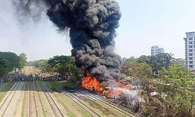 চট্টগ্রামে রেললাইনের পাশে আগুন, ট্রেন চলাচল বন্ধ