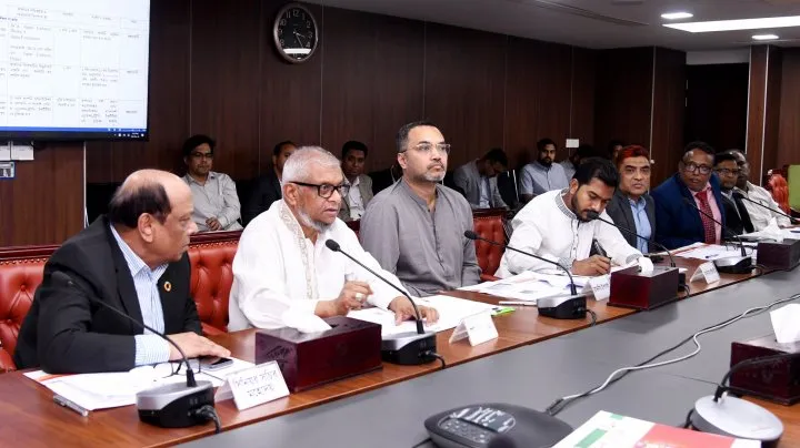 প্রতি সপ্তাহে শ্রমবাজারের হালানাগাদ তথ্য দিতে হবে: প্রবাসী কল্যাণমন্ত্রী