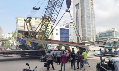 ফিটনেসবিহীন ক্রেনটি চালাচ্ছিল চালকের সহকারী : র‍্যাব