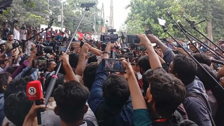 টিএসসিতে সহকারী প্রক্টর হেনস্তার শিকার