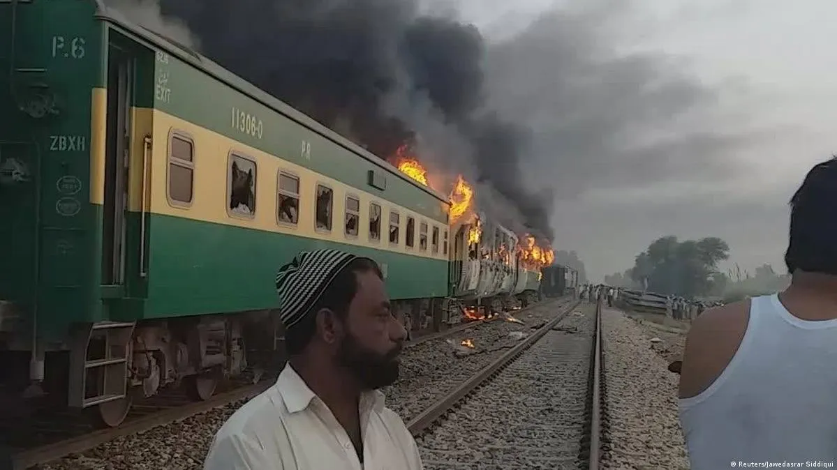 পাকিস্তানে যাত্রীবাহী ট্রেনে আগুনে নিহত ৭