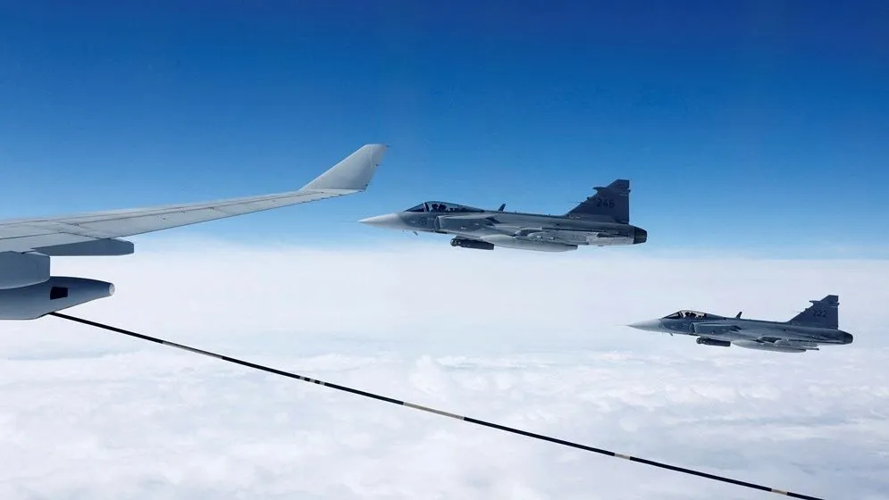 অত্যাধুনিক গ্রিপেন যুদ্ধবিমান কিনছে ইউক্রেন