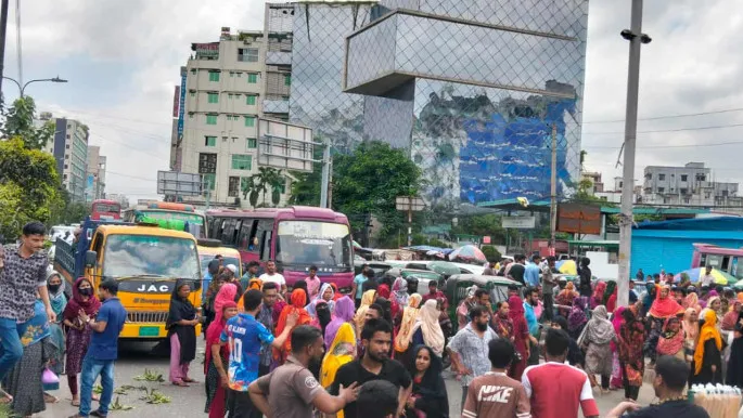 বকেয়া বেতনের দাবিতে রামপুরা-কুড়াতলী সড়ক অবরোধ শ্রমিকদের, স্থবির যান চলাচল