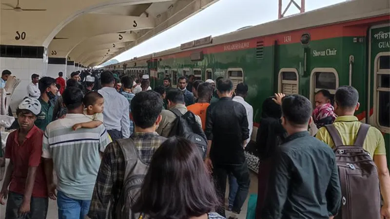 ছুটির প্রথমদিনে ঢাকা ছেড়েছেন ১৯ লাখ সিম ব্যবহারকারী