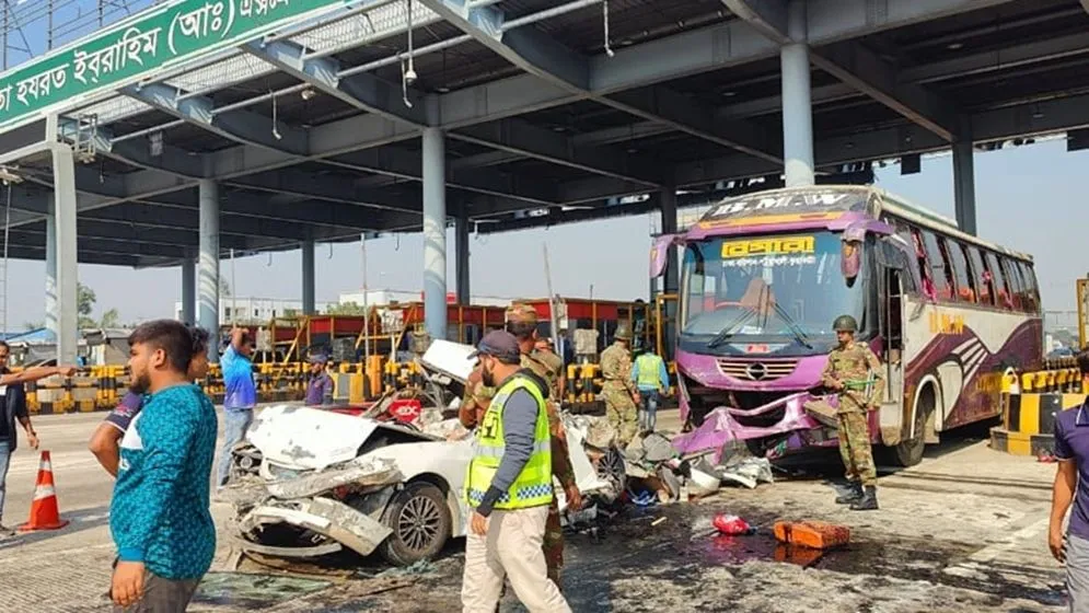 ঢাকা-মাওয়া এক্সপ্রেসওয়েতে প্রাইভেটকারে বাসের ধাক্কা, নিহত ৫