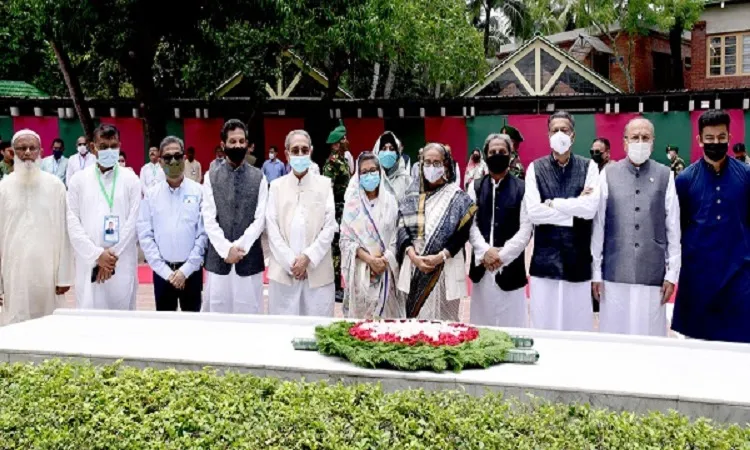 টুঙ্গিপাড়ায় বঙ্গবন্ধুর সমাধিতে শ্রদ্ধা জানালেন প্রধানমন্ত্রী