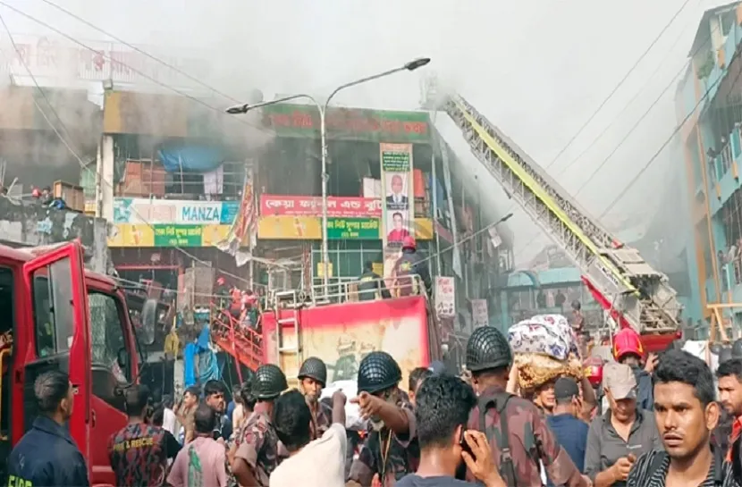 নিউ সুপার মার্কেটে আগুন, নিয়ন্ত্রণে যোগ দিয়েছে সেনা, নৌ ও বিমানবাহিনী
