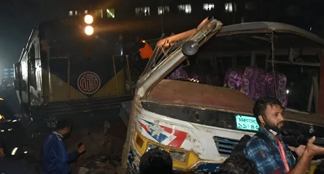 নারায়ণগঞ্জে বাস-ট্রেন সংঘর্ষ, নিহত ৩