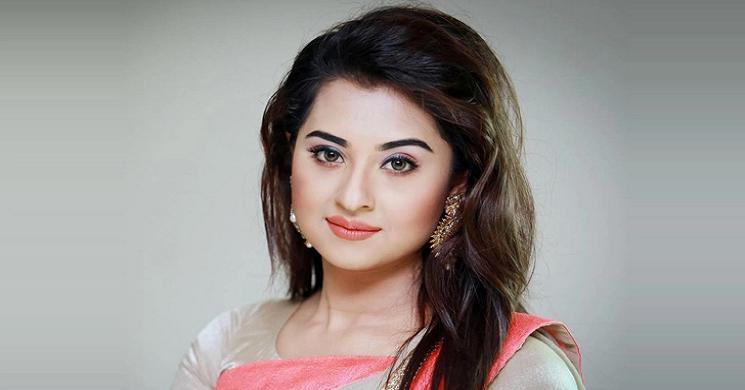 সাংবাদিক দেখেই সটকে পড়লেন বুবলী!