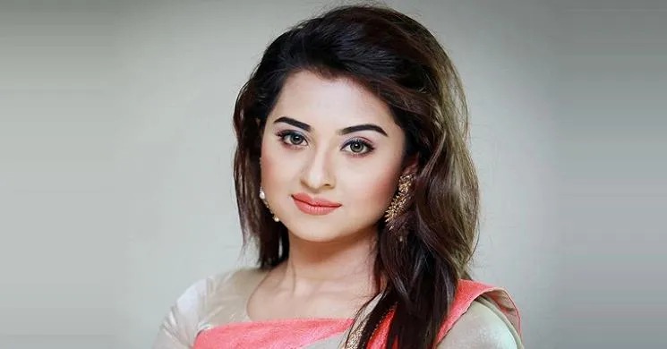 সাংবাদিক দেখেই সটকে পড়লেন বুবলী!