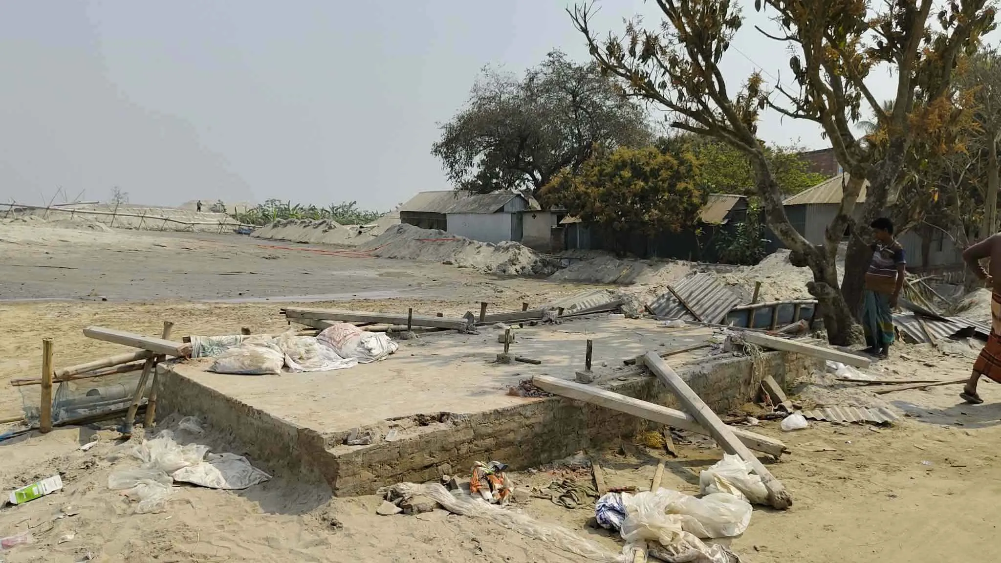 বিএনপি কর্মীর বালুঘাট ভাঙচুর-লুটপাটের অভিযোগ আ.লীগ নেতার বিরুদ্ধে