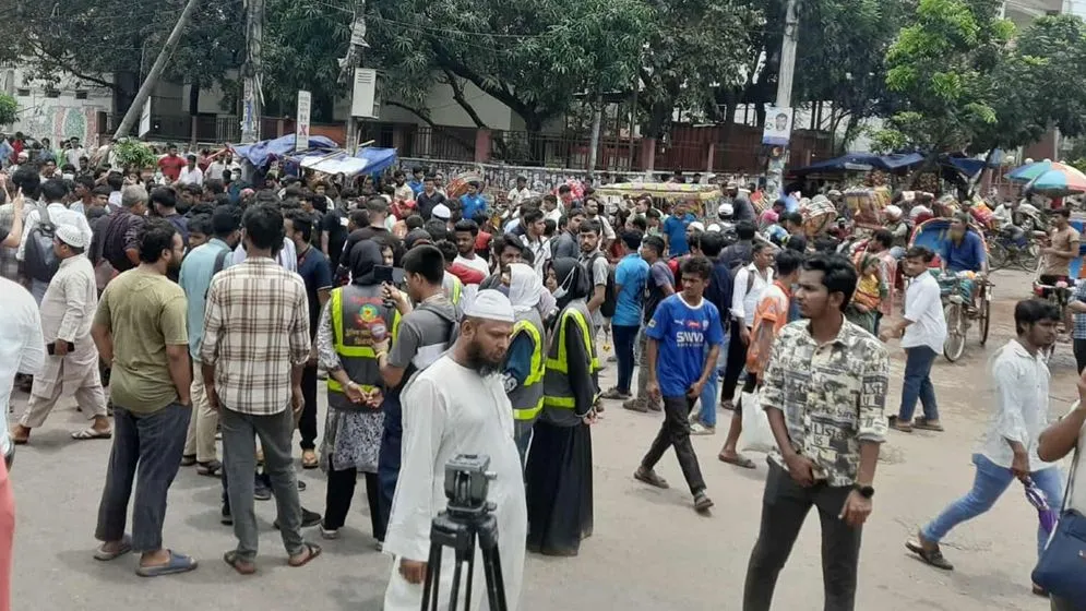 লাঠিচার্জেও সরেনি ইউআইইউ শিক্ষার্থীরা